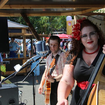 Kontrabassistin mit roter Blume im Haar und Gitarrist auf der secret stage, Kieler Woche 2024