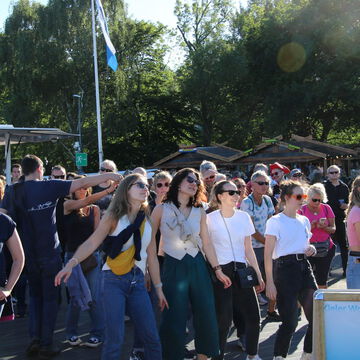 Tanzendes Publikum an der Kiellinie, secret stage, Kieler Woche 2024