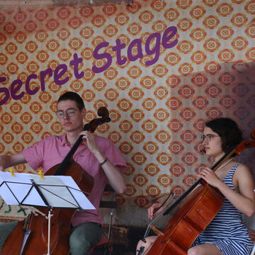 Zwei Cellisten vor dem secret stage Schriftzug, Kieler Woche 2023