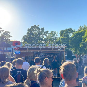 Publikum in der Sonne vor der secret stage, Kieler Woche 2024