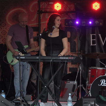 Sängerin am Keyboard und Gitarrist auf der secret stage, Kieler Woche 2026
