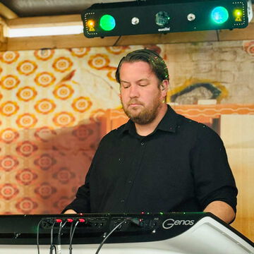 Keyboarder im schwarzen Hemd spielt mit geschlossenen Augen, secret stage, Kieler Woche 2025