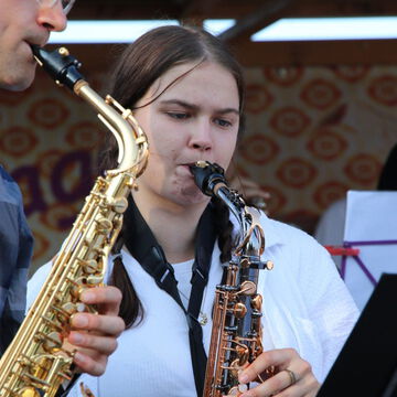 Junge Saxofonistin spielt auf der secret stage, Kieler Woche 2023