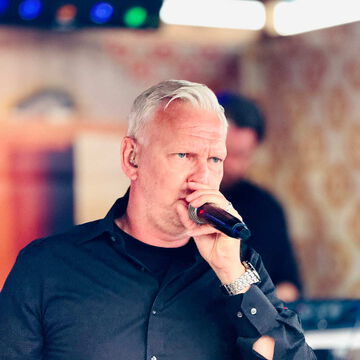 Sänger mit grauen Haaren singt ins Mikrofon, secret stage, Kieler Woche 2025