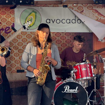 Saxofonistin mit Band und Schlagzeuger auf der secret stage, Kieler Woche 2025