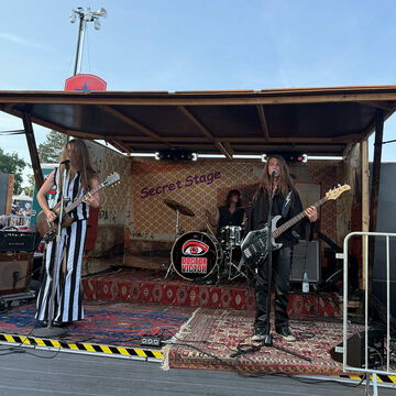 Zwei Gitarristinnen auf der secret stage, Kieler Woche 2025
