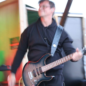 Gitarrist in schwarzem Hoodie mit E-Gitarre, secret stage, Kieler Woche 2024