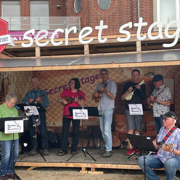 Die Band Rentner mit Begleitung mit Ukulelen und Gitarren auf der secret stage, Kieler Woche 2025