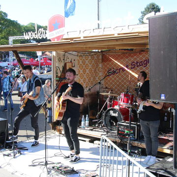 Band mit Gitarren und Schlagzeug auf der secret stage, Kieler Woche 2024