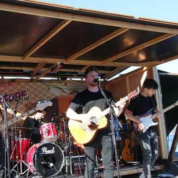 Band mit Akustikgitarre, E-Gitarre und Schlagzeug auf der secret stage, Kieler Woche 2024