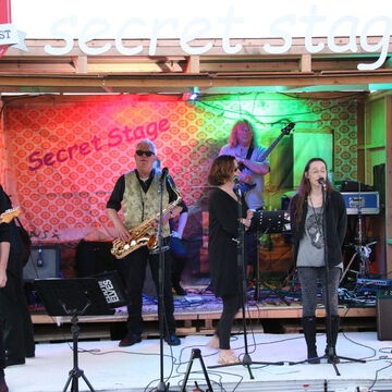 Band mit Saxofon, Gesang und Gitarren auf der secret stage, Kieler Woche 2024