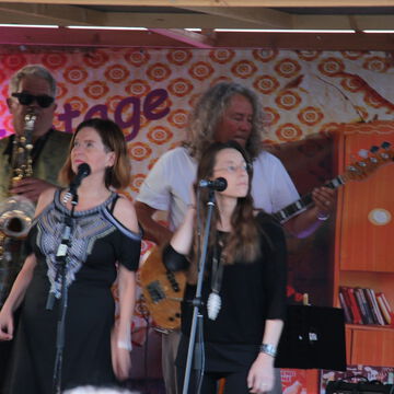 Band mit zwei Sängerinnen, Saxofon und Gitarre auf der secret stage, Kieler Woche 2023